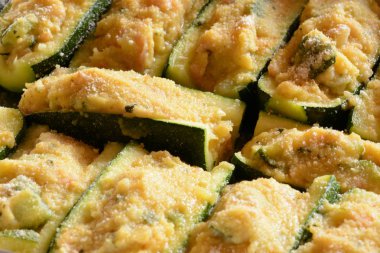 Pişirmeden önce satır kabak dolması