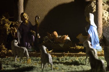 Kutsal Aile/Doğum sahnesi heykelleri ile Joseph, Mary ve kulübe içinde küçük İsa heykelleri ile geleneksel Doğum sahnesi.