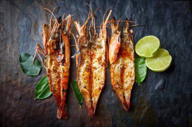 Yapraklı ve limon dilimli ızgara Langoustines, limon ve sarımsaklı bbq langoustines, yaz barbeküsü, deniz ürünleri restoranı menüsü, üst manzara, kopya alanı.  