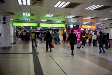 Lo Wu, Kuzey Bölgesi, Yeni Bölgeler, Hong Kong - 28 Aralık 2019: İnsanlar Lo Wu İstasyonu 'ndaki sınır kontrol noktasından Hong Kong' dan Çin 'e geçtiler.