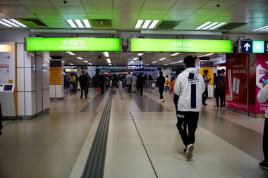 Lo Wu, Kuzey Bölgesi, Yeni Bölgeler, Hong Kong - 28 Aralık 2019: İnsanlar Lo Wu İstasyonu 'ndaki sınır kontrol noktasından Hong Kong' dan Çin 'e geçtiler.