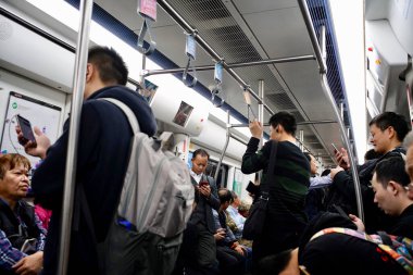 Shenzhen, Guangdong Eyaleti, Çin - 28 Aralık 2019: Şehirdeki toplu taşıma demiryolunun manzarası, trenin içinde seyahat eden insanlar.