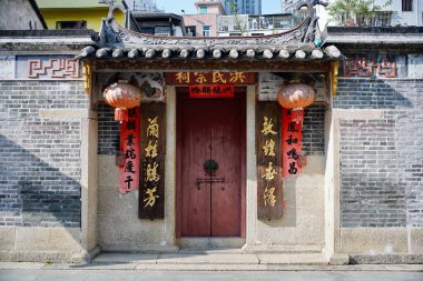 Shenzhen, Guangdong Eyaleti, Çin - 28 Aralık 2019: Geçiş Çin Kanton Binası 'nın yerel atalarının tapınak mimarisinin şehri.