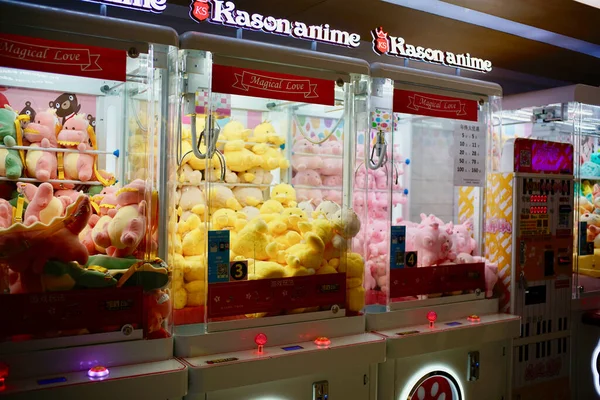 Shenzhen, Guangdong Eyaleti, Çin - 28 Aralık 2019: Alışveriş merkezindeki pençe makineleri.