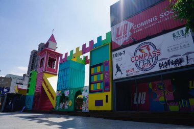 Taichung, Tayvan - 4 Kasım 2018: Nantun İlçesi 'nde sokak sanatına dönüştürülmüş bir askeri bağımlı köyü olan Gökkuşağı Köyü' nü ele geçirmek,