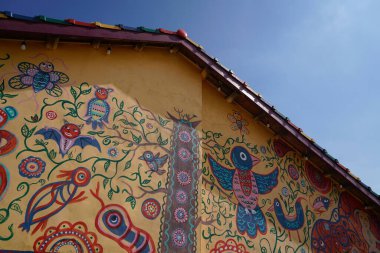 Taichung, Tayvan - 4 Kasım 2018: Nantun İlçesi 'nde sokak sanatına dönüştürülmüş bir askeri bağımlı köyü olan Gökkuşağı Köyü' nü ele geçirmek,