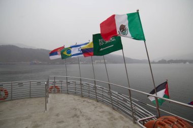 Gangwon-do, Güney Kore - 15 Şubat 2019: Feribotun önünde dalgalanan bayraklar.