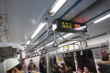 Seul, Güney Kore - 18 Şubat 2019: Tren vagonunun içindeki şehir manzarası.