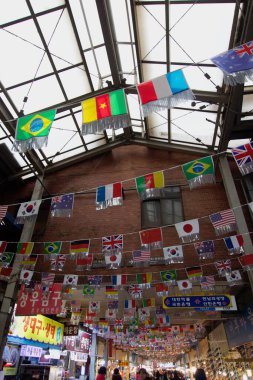 Seul, Güney Kore - 14 Şubat 2019: Kapalı bir pazar sokağının çatısında şehir manzarası.