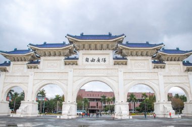 Taipei, Tayvan - Jan 2020: Zhongzheng Bölgesi 'ndeki Chiang kai-shek anıtının yanında Özgürlük Meydanı Taipei. Turistlerin seyahat edebileceği ünlü bir yer..