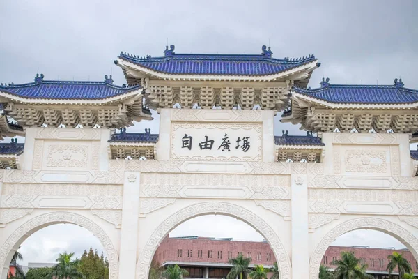 Taipei, Tayvan - Jan 2020: Zhongzheng Bölgesi 'ndeki Chiang kai-shek anıtının yanında Özgürlük Meydanı Taipei. Turistlerin seyahat edebileceği ünlü bir yer..