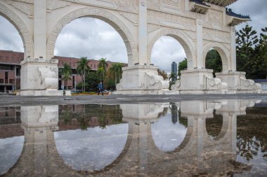 TAIPEI, TAIWAN - Jan 2020 Özgürlük Kapısı 'nın yansıması. Kapı, Zhongzheng Bölgesi 'ndeki Chiang Kai-shek Anıt Salonu' nun yanında yer alıyor. Turistlerin seyahat edebileceği ünlü bir yer..