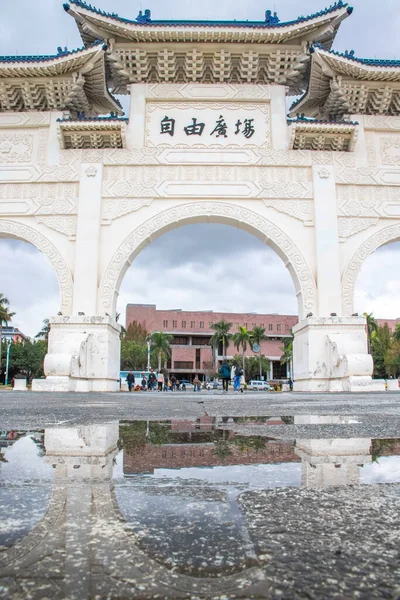 Taipei, Tayvan - Jan 2020: Zhongzheng Bölgesi 'ndeki Chiang kai-shek anıtının yanında Özgürlük Meydanı Taipei. Turistlerin seyahat edebileceği ünlü bir yer..