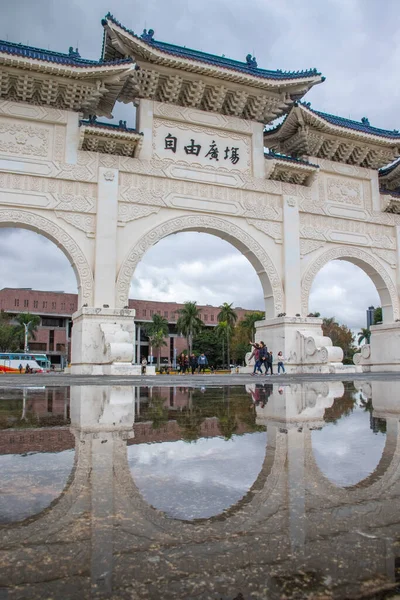 Taipei, Tayvan - Jan 2020: Zhongzheng Bölgesi 'ndeki Chiang kai-shek anıtının yanında Özgürlük Meydanı Taipei. Turistlerin seyahat edebileceği ünlü bir yer..