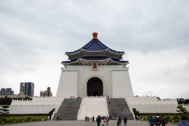 Taipei, Tayvan-Jan 2020: Ulusal Chiang kai-shek Anma Salonu. Düşük açı. Başkomutan Chiang Kai-shek 'in anısına ulusal bir anıt, dönüm noktası ve turistik bir yer inşa edildi.