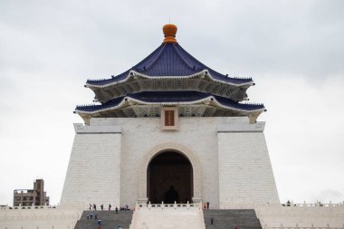 Taipei, Tayvan-Jan 2020: Ulusal Chiang kai-shek Anma Salonu. Düşük açı. Başkomutan Chiang Kai-shek 'in anısına ulusal bir anıt, dönüm noktası ve turistik bir yer inşa edildi.