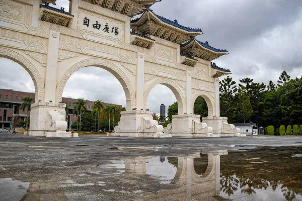 Taipei, Tayvan - Jan 2020: Zhongzheng Bölgesi 'ndeki Chiang kai-shek anıtının yanında Özgürlük Meydanı Taipei. Turistlerin seyahat edebileceği ünlü bir yer..