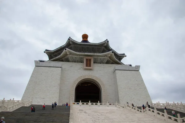 Taipei, Tayvan-Jan 2020: Ulusal Chiang kai-shek Anma Salonu. Düşük açı. Başkomutan Chiang Kai-shek 'in anısına ulusal bir anıt, dönüm noktası ve turistik bir yer inşa edildi.