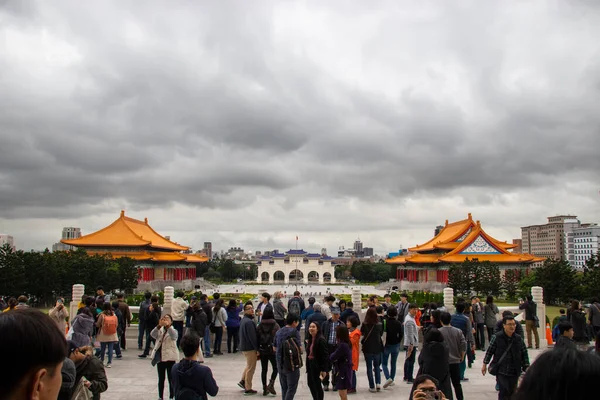 Taipei, Tayvan - Ocak 2020: Chiang Kai Shek Anıt Meydanı 'nı ziyaret eden turistler. Zhongzheng Bölgesi 'nde yer alan Liberty Meydanı ve Ulusal konser salonu binaları bulutlu gökyüzünün altında.