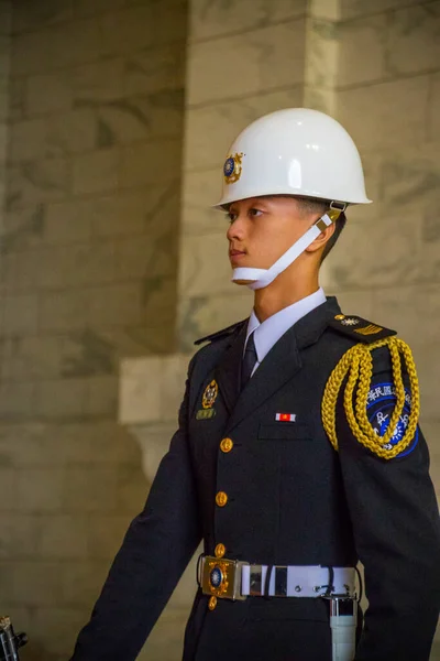 Taipei, Tayvan-Jan 2020: Ulusal Chiang kai-shek Anma Salonunda muhafızlar. Arka planda bulanıklık olan yakın çekim. Taipei 'de meşhur bir cazibe. Metnin için boşluklar.
