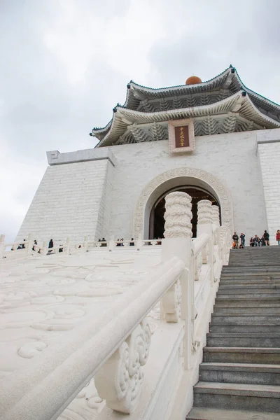Taipei, Tayvan-Jan 2020: Ulusal Chiang kai-shek Anma Salonu. Düşük açı. Başkomutan Chiang Kai-shek 'in anısına ulusal bir anıt, dönüm noktası ve turistik bir yer inşa edildi.