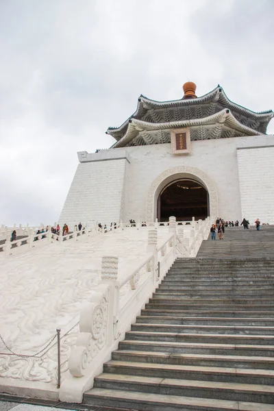 Taipei, Tayvan-Jan 2020: Ulusal Chiang kai-shek Anma Salonu. Düşük açı. Başkomutan Chiang Kai-shek 'in anısına ulusal bir anıt, dönüm noktası ve turistik bir yer inşa edildi.