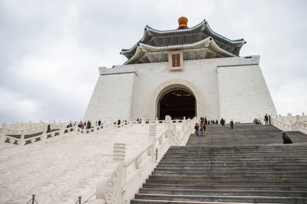 Taipei, Tayvan-Jan 2020: Ulusal Chiang kai-shek Anma Salonu. Düşük açı. Başkomutan Chiang Kai-shek 'in anısına ulusal bir anıt, dönüm noktası ve turistik bir yer inşa edildi.