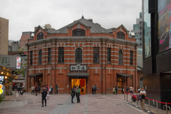 Kızıl Ev, Taipei Ximending - Ocak 2020 - Kızıl Ev 'in 11. Yıldönümü bulutlu gökyüzünün altında. Tayvan 'ın ilk devlet malı pazarı. Tayvan 'da ünlü hedef.