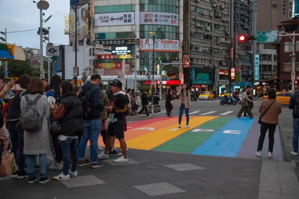 Taipei, Tayvan. Taipei, Tayvan 'da ximending' de gökkuşağı geçidi. Tayvan Gururuna Hoşgeldiniz ve Aşkı Sevgiyle Kutlayalım. Aynı cinsiyet evlilikleri. Yumuşak odak.