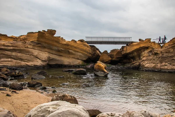 YEHLIU GEOPARK, Taipei, TAIWAN. Kafasının kesilmesi riskiyle karşı karşıya olan ikonik 