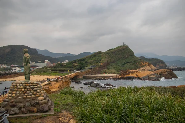 YEHLIU GEOPARK, Taipei, TAIWAN. Kafasının kesilmesi riskiyle karşı karşıya olan ikonik 