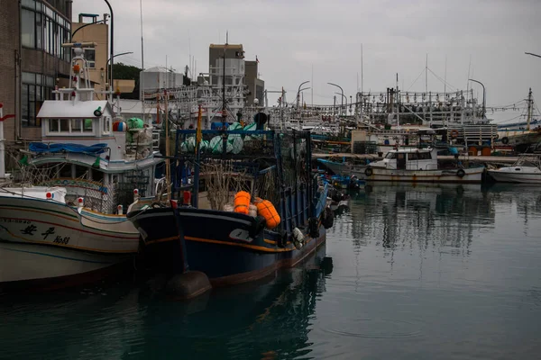 Guihou Limanı, TAIWAN Jan, 2020: Guihou Balıkçılık Limanı, kuzey kıyı şeridinde küçük bir balıkçı kasabasıdır. Gezginler, balıkçı pazarında Wanli Yengecinin tadını çıkarabilirler.
