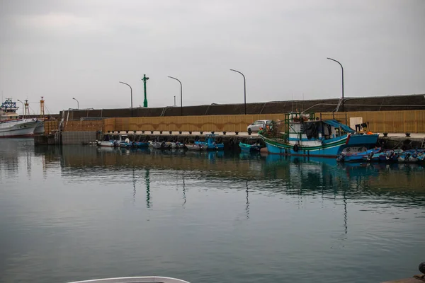 Guihou Limanı, TAIWAN Jan, 2020: Guihou Balıkçılık Limanı, kuzey kıyı şeridinde küçük bir balıkçı kasabasıdır. Gezginler, balıkçı pazarında Wanli Yengecinin tadını çıkarabilirler.
