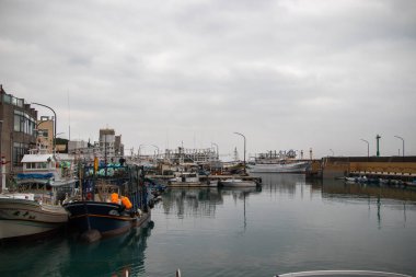 Guihou Limanı, TAIWAN Jan, 2020: Guihou Balıkçılık Limanı, kuzey kıyı şeridinde küçük bir balıkçı kasabasıdır. Gezginler, balıkçı pazarında Wanli Yengecinin tadını çıkarabilirler.