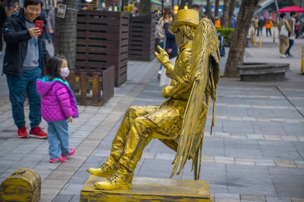 TAIPEI, TAIWAN - Jan 2020: Tayvan Tamshui eski sokak geleneksel dükkanları ve yerel halk ve gezginler arasında popüler sokak satıcıları. Ünlü bir turist eğlencesi. Metnin için boşluklar.
