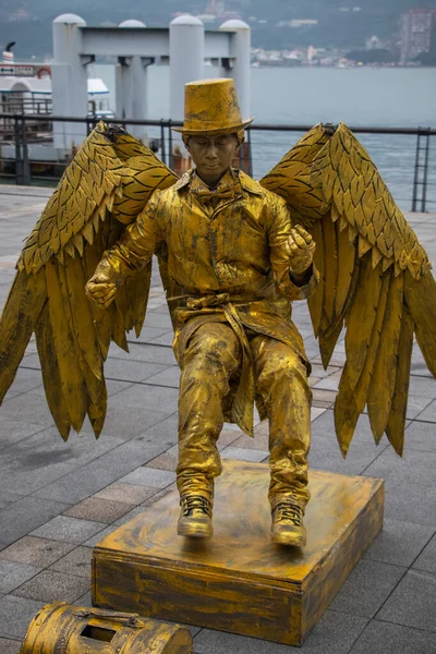 TAIPEI, TAIWAN - Jan 2020: Tayvan Tamshui eski sokak geleneksel dükkanları ve yerel halk ve gezginler arasında popüler sokak satıcıları. Ünlü bir turist eğlencesi. Metnin için boşluklar.