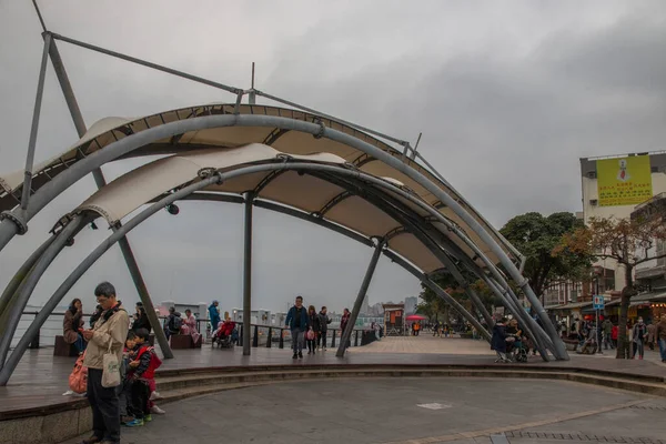 TAIPEI, TAIWAN - Jan 2020: Tayvan Tamshui eski sokak geleneksel dükkanları ve yerel halk ve gezginler arasında popüler sokak satıcıları. Ünlü bir turist eğlencesi. Metnin için boşluklar.