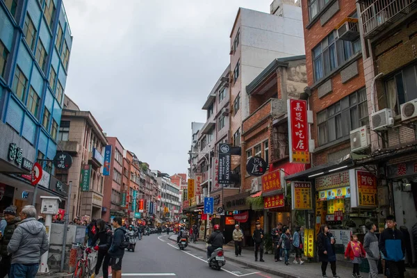 TAIPEI, TAIWAN - Jan 2020: Tayvan Tamshui eski sokak geleneksel dükkanları ve yerel halk ve gezginler arasında popüler sokak satıcıları. Ünlü bir turist eğlencesi. Metnin için boşluklar.