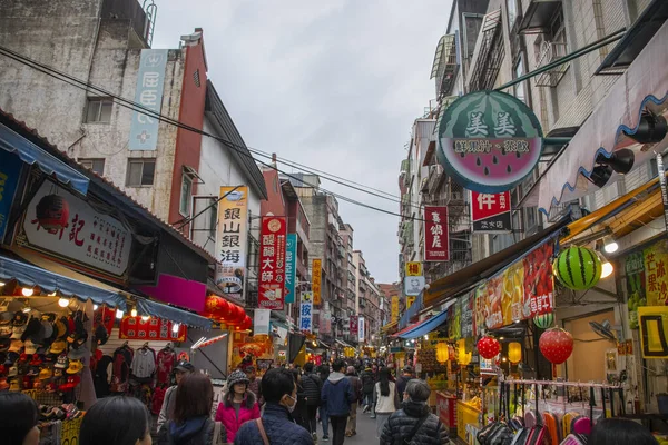 TAIPEI, TAIWAN - Jan 2020: Tayvan Tamshui eski sokak geleneksel dükkanları ve yerel halk ve gezginler arasında popüler sokak satıcıları. Ünlü bir turist eğlencesi. Metnin için boşluklar.