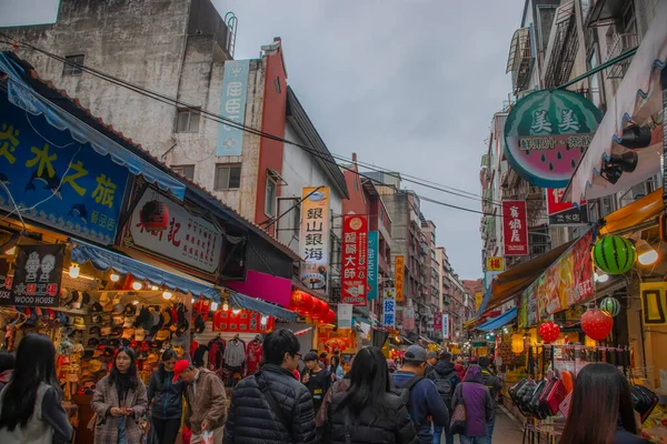 TAIPEI, TAIWAN - Jan 2020: Tayvan Tamshui eski sokak geleneksel dükkanları ve yerel halk ve gezginler arasında popüler sokak satıcıları. Ünlü bir turist eğlencesi. Metnin için boşluklar.