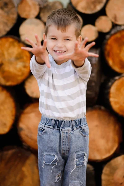 Criança Feliz Jeans Jaqueta Branca Criar Uma Criança Feliz — Fotografia de Stock