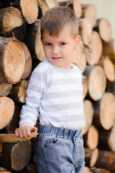 Menino Bonito Roupas Jeans Olhando Para Câmera Sorrindo Fundo Madeira — Fotografia de Stock
