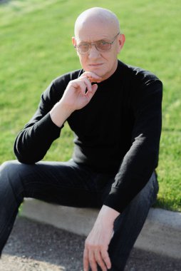 Gözlüklü yaşlı bir adamın etkileyici portresi.