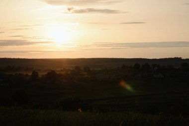 Sade ve ormanlı günbatımı manzarası
