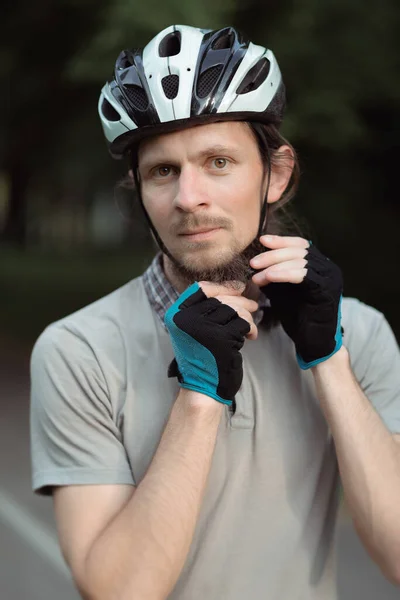 Cycling Safety Concept and Ideas. Portrait of Male Caucasian Cyclist Putting On Helmet. Protective, protection — Stock Photo, Image