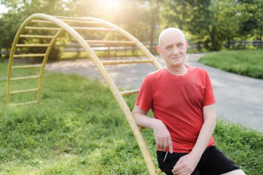 Kıdemli sporcu yoğun eğitimden sonra dinleniyor. Spor aktif yaşam tarzı konsepti