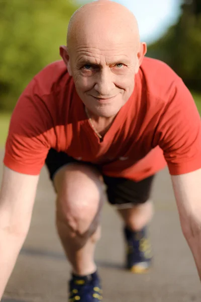 Senior em posição pronta para correr. Homem determinado pronto para um sprint. Estilo de vida de saúde e Exercício Start Up Concept — Fotografia de Stock