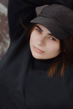 Güzel genç kız kameraya kendinden emin ve heyecanlı gülümsüyor.