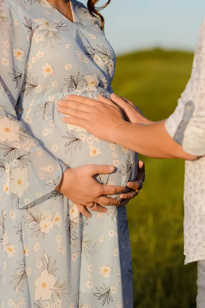 남자 친구와 임신 한 여성의 모습. 아기와 어린 가족 개념을 갖게 된 행복 한 부부 — 스톡 사진