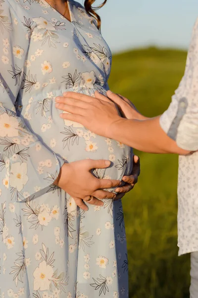 Retrato de uma mulher grávida com o namorado. Casal feliz esperando um bebê, conceito de família jovem — Fotografia de Stock